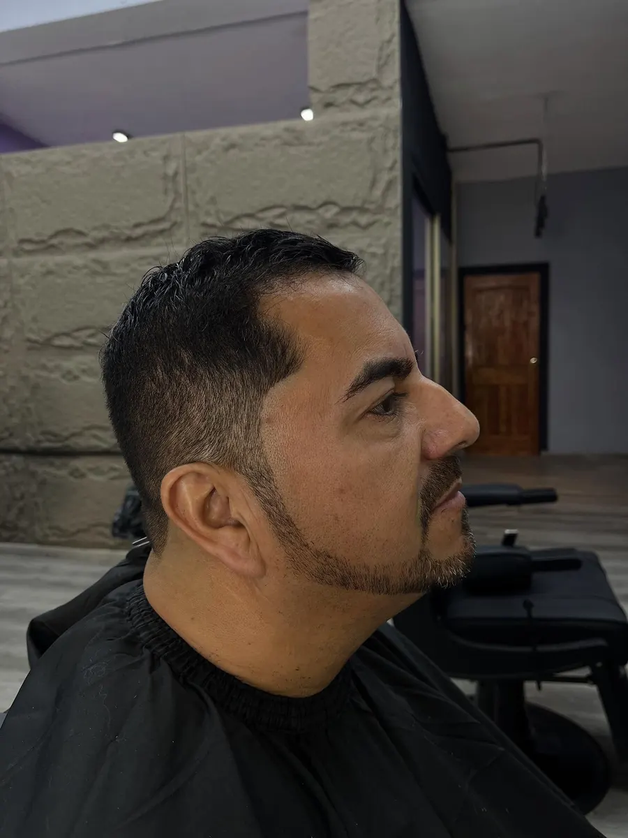 Corte clásico con barba perfilada