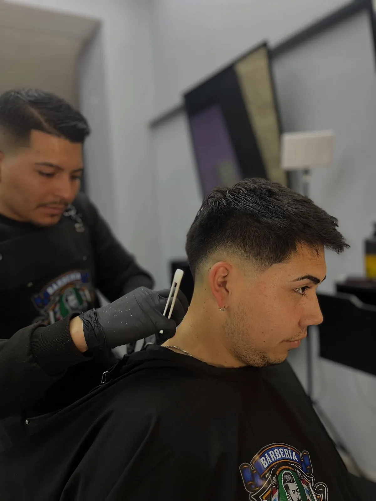 Barbero haciendo un degradado en Barbería O'Higgins