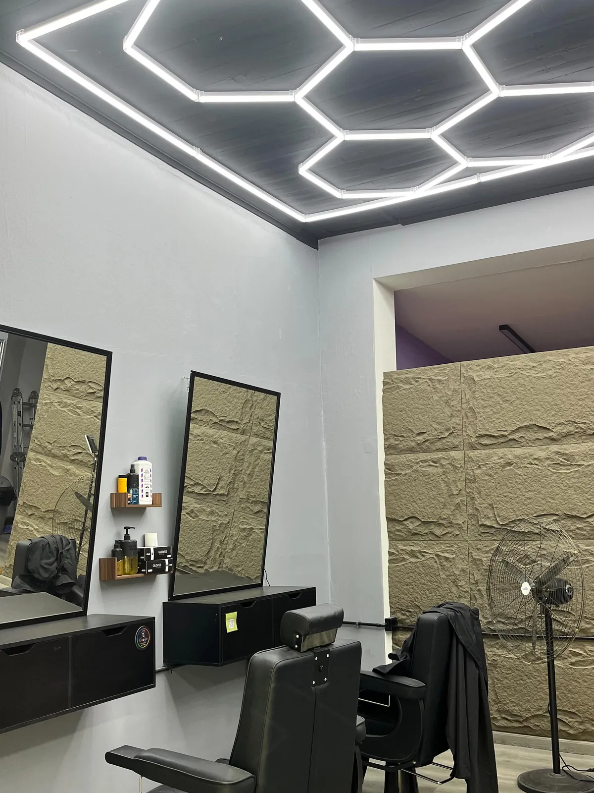 Interior de Barbería O'Higgins en Alcázar 320, Rancagua